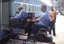 लोकलमध्ये अपंगांना चढण्या उतरण्यासाठी सुविधा उपलब्ध करुन द्या,कोर्टाचे रेल्वेला आदेश लोकलमध्ये अपंगांना चढण्या उतरण्यासाठी सुविधा उपलब्ध करुन द्या,कोर्टाचे रेल्वेला आदेश