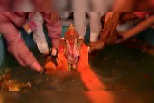 पुण्यात दगडूशेठ हलवाई गणपतीचं जल्लोषात विसर्जन