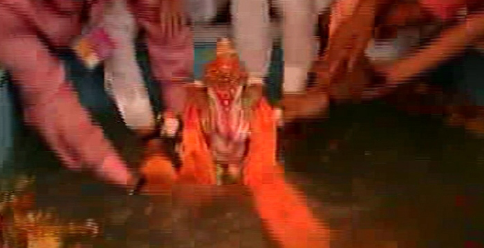 पुण्यात दगडूशेठ हलवाई गणपतीचं जल्लोषात विसर्जन