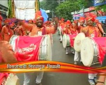 पारंपारिक वाद्याच्या गजरात मिरवणूक पारंपारिक वाद्याच्या गजरात मिरवणूक