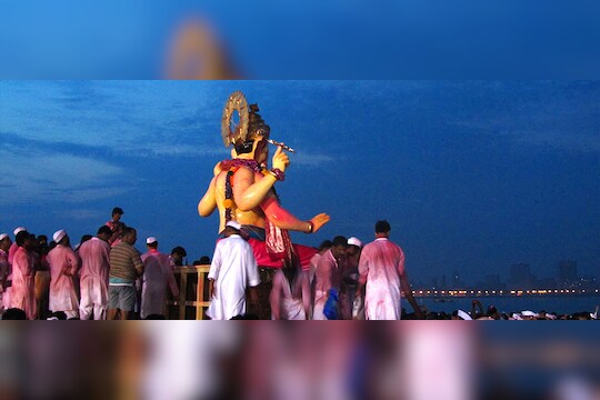 21 तासांच्या मिरवणुकीनंतर लालबागच्या राजाचं हायटेक विसर्जन
