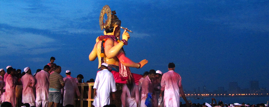 21 तासांच्या मिरवणुकीनंतर लालबागच्या राजाचं हायटेक विसर्जन