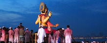 21 तासांच्या मिरवणुकीनंतर लालबागच्या राजाचं हायटेक विसर्जन 21 तासांच्या मिरवणुकीनंतर लालबागच्या राजाचं हायटेक विसर्जन