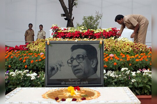 शिवसेना पक्षप्रमुख उद्धव ठाकरेंनी वाहिली बाळासाहेबांना आदरांजली 