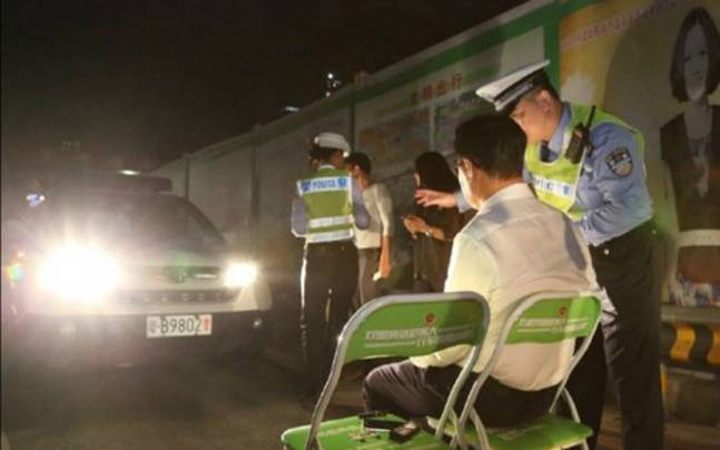 अप्पर हेडलाईटकडे 1 मिनिट पाहण्याची शिक्षा !