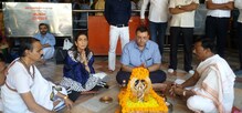 साडेसातीला 'टाटा' करण्यासाठी सायरस मिस्त्री शनीच्या चरणी साडेसातीला 'टाटा' करण्यासाठी सायरस मिस्त्री शनीच्या चरणी