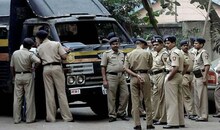 फुकट पोलीस संरक्षण घेणाऱ्या व्हीआयपींची सुरक्षा काढून घ्या, हायकोर्टाने सरकारला आदेश