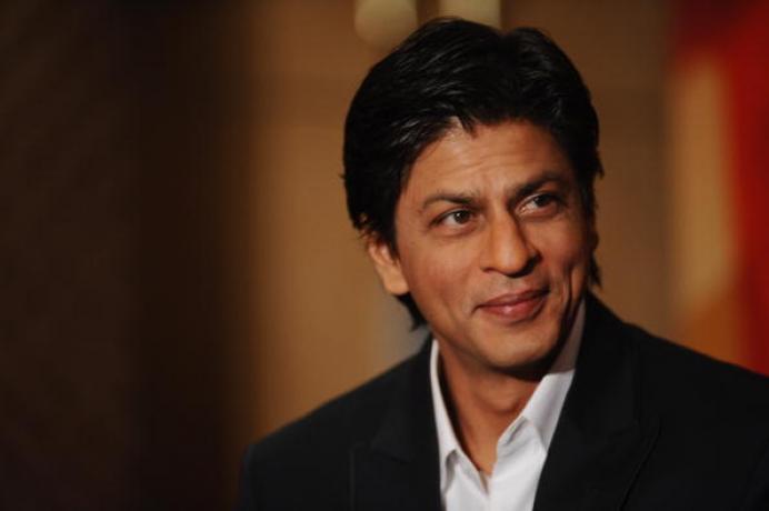 अभिनेता शाहरुख खान मागच्या काही काळापासून सिनेमांपासून दूर आहे. काही दिवसांपूर्वीच त्याच्या कॅलिफोर्निया व्हेकेशनचे फोटो सोशल मीडियावर व्हायरल झाले होते. शाहरुख एका पोस्टसाठी 80 लाख ते 1 कोटी रुपये चार्ज करतो. अभिनेता शाहरुख खान मागच्या काही काळापासून सिनेमांपासून दूर आहे. काही दिवसांपूर्वीच त्याच्या कॅलिफोर्निया व्हेकेशनचे फोटो सोशल मीडियावर व्हायरल झाले होते. शाहरुख एका पोस्टसाठी 80 लाख ते 1 कोटी रुपये चार्ज करतो.