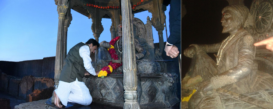 रायगडावरील मेघडंबरीतील शिवरायांच्या हातात पुन्हा नवीन तलवार