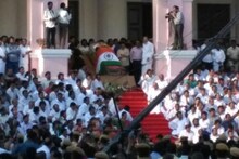 अम्मांना अखेरचा निरोप, एमजीआर स्मारकाजवळ केलं दफन