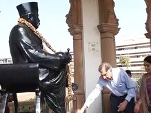 रतन टाटा संघ मुख्यालयात, भागवतांशी बंद द्वार चर्चा रतन टाटा संघ मुख्यालयात, भागवतांशी बंद द्वार चर्चा