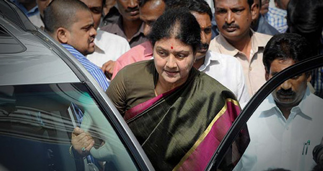 शशिकला अखेर पोलिसांना शरण,बंगळूरच्या तुरुंगात रवानगी