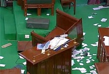 तामिळनाडू विधानसभेत तुफान राडा