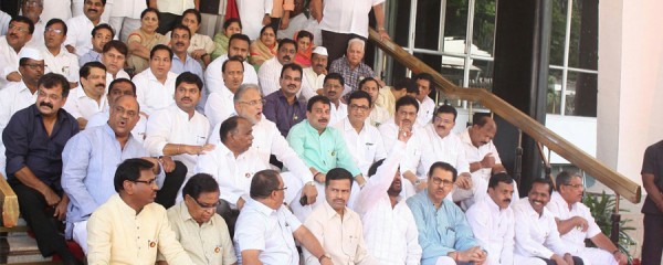 एकाच वेळी 19 आमदारांना निलंबित करणं, हे राजकीय षडयंत्र आहे का ?