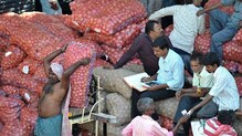 शेतकऱ्यांच्या डोळ्यात कांद्याने आणलं पाणी, किलोला फक्त 2 रूपये भाव शेतकऱ्यांच्या डोळ्यात कांद्याने आणलं पाणी, किलोला फक्त 2 रूपये भाव