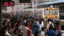 कल्याणजवळ रेल्वे रुळाला तडा, मध्य रेल्वेची वाहतूक विस्कळीत कल्याणजवळ रेल्वे रुळाला तडा, मध्य रेल्वेची वाहतूक विस्कळीत