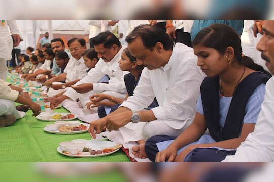 विरोधकांनी केलं आत्महत्याग्रस्त शेतकऱ्यांच्या मुलांबरोबर पंगतीत जेवण