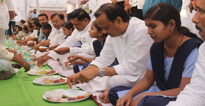 विरोधकांनी केलं आत्महत्याग्रस्त शेतकऱ्यांच्या मुलांबरोबर पंगतीत जेवण