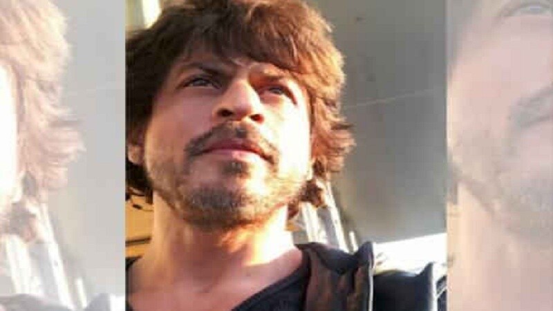 शाहरूख खान सध्या झीरो सिनेमात बिझी आहे. कतरिना आणि अनुष्कासोबतच्या या सिनेमाचं शूटिंग संपलंय आणि आता पोस्ट प्राॅडक्शनचं काम सुरू आहे. शाहरूख खान सध्या झीरो सिनेमात बिझी आहे. कतरिना आणि अनुष्कासोबतच्या या सिनेमाचं शूटिंग संपलंय आणि आता पोस्ट प्राॅडक्शनचं काम सुरू आहे.
