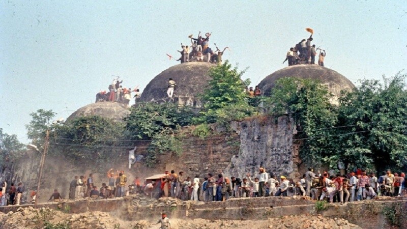 पाकिस्तानच्या परराष्ट्र मंत्रालयाने असं सांगितलं की, बाबरी मशिदीचा विध्यंस केल्यानंतर भाजपच्या पुढाकाराने संप्रदायांमध्ये हिंसा भडकली, ज्यामध्ये हजारो लोकांचा मृत्यू झाला. जर जगातील सर्वात मोठ्या लोकशाहीत न्यायाचा जरा तरी विचार केला असता तर या चुकीच्या कृत्याबाबत सार्वजनिक रुपात असे काम करणाऱ्यांची सुटका केली नसती. पाकिस्तानच्या परराष्ट्र मंत्रालयाने असं सांगितलं की, बाबरी मशिदीचा विध्यंस केल्यानंतर भाजपच्या पुढाकाराने संप्रदायांमध्ये हिंसा भडकली, ज्यामध्ये हजारो लोकांचा मृत्यू झाला. जर जगातील सर्वात मोठ्या लोकशाहीत न्यायाचा जरा तरी विचार केला असता तर या चुकीच्या कृत्याबाबत सार्वजनिक रुपात असे काम करणाऱ्यांची सुटका केली नसती.
