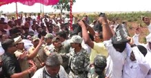 'मुख्यमंत्र्यांना काळे झेंडे दाखवण्याचा प्रयत्न' 'मुख्यमंत्र्यांना काळे झेंडे दाखवण्याचा प्रयत्न'