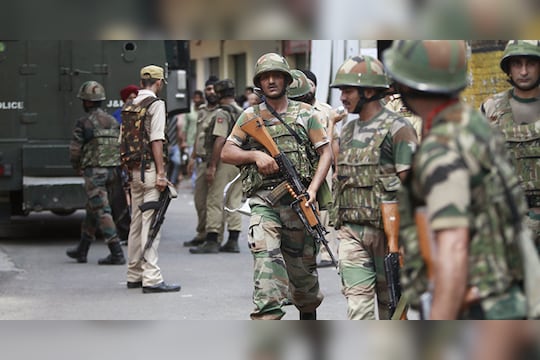 कश्मीर पोलिसांना मोठं यश, लष्कर-ए-तोयबाच्या बड्या दहशतवाद्याला जिवंत पकडलं