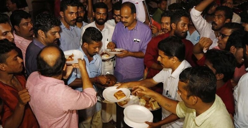 केरळमध्ये काँग्रेसच्या कार्यकर्त्यांनी भररस्त्यावर भरवलं बीफ फेस्टिव्हल