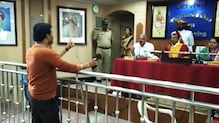 भाजप नगरसेवकाचा राडा, पालिकेच्या सर्वसाधरण सभेत आणलं डुक्कराचं पिल्लू भाजप नगरसेवकाचा राडा, पालिकेच्या सर्वसाधरण सभेत आणलं डुक्कराचं पिल्लू