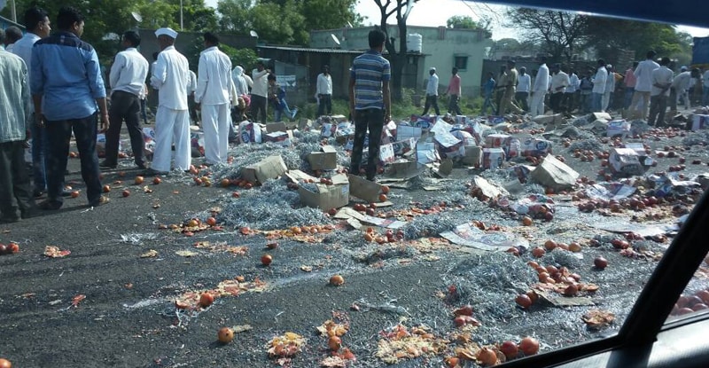 संपाच्या दुसऱ्या दिवशी बळीराजाचा उद्रेक