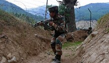 काश्मीरच्या कुलगाममध्ये एन्काऊंटर, 5 दहशतवाद्यांना केलं जागीच ठार काश्मीरच्या कुलगाममध्ये एन्काऊंटर, 5 दहशतवाद्यांना केलं जागीच ठार