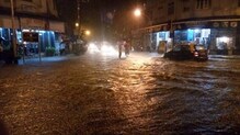 पहिल्याच पावसाने मुंबापुरीला झोडपलं पहिल्याच पावसाने मुंबापुरीला झोडपलं