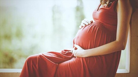 गरोदरपणात (Pregnancy) धूम्रपान केल्याने जन्मणाऱ्या बाळाच्या हाडांवर (Bone) परिणाम होतो, असं एका संशोधनात दिसून आलं आहे.