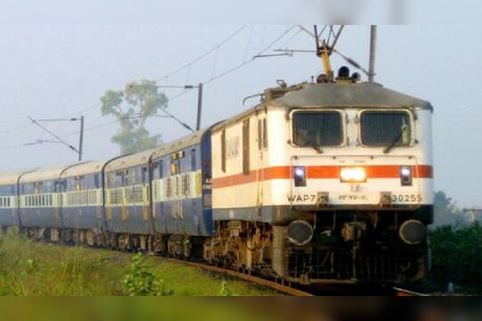 आसमान से टपका और खजूर पर अटका, रात्रभर त्याच्या डोक्यावरुन रेल्वे जात राहिली