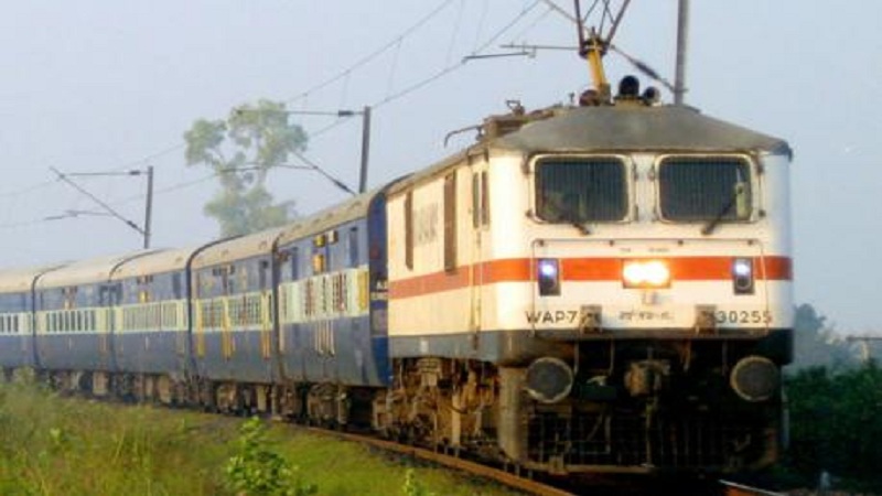 आसमान से टपका और खजूर पर अटका, रात्रभर त्याच्या डोक्यावरुन रेल्वे जात राहिली