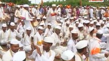 खडुस फाट्याजवळ माऊलींचं गोल रिंगण खडुस फाट्याजवळ माऊलींचं गोल रिंगण