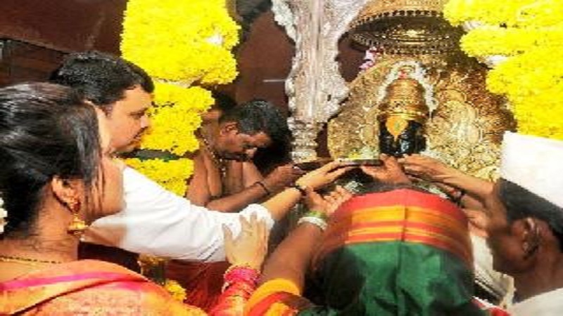 बा विठ्ठला, आता शेतकरी कर्जमुक्त होऊ दे, मुख्यमंत्र्यांचं विठुरायाकडे साकडं