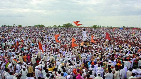 Pandharpur : Warkaris gather at Vakhri for the last ringan two days before Ashadi Ekadashi at Bajiraochi Vihir a few kms before Pandharpur. Lakhs of warkaris join in the celebrations. Photo Shirish Shete