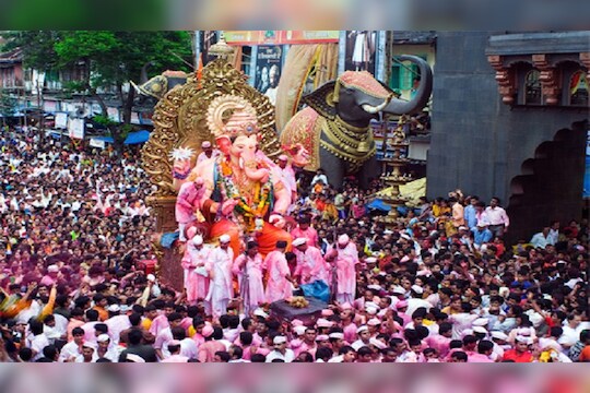 गणेशोत्सवाच्या 'उत्सवीकरणा'मुळे गणेशभक्ती लोप पावतेय ?