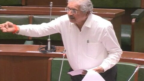 इगतपुरीतील एमआयडीसीची जमीन बिल्डरला दिल्याच्या आरोपावरून विरोधकांनी आज उद्योगमंत्री सुभाष देसाई त्यांच्यावर घोटाळ्याचा आरोप केला.  आज विधानसभेचं कामकाज सुरू होताच विरोधी पक्षनेते राधाकृष्ण विखे पाटील यांनी हा मुद्दा उपस्थित केला.