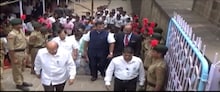 साताऱ्यात विनोद तावडेंवर बुक्का फेकण्याचा प्रयत्न