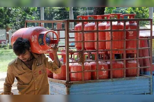 8 कोटी महिलांना 3 महिन्यासाठी मिळणार मोफत सिलेंडर, केंद्र सरकारची मोठी घोषणा