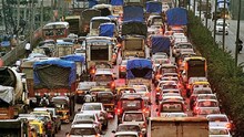 मुंबई-पुणे महामार्गावर वाहतूक कोंडी