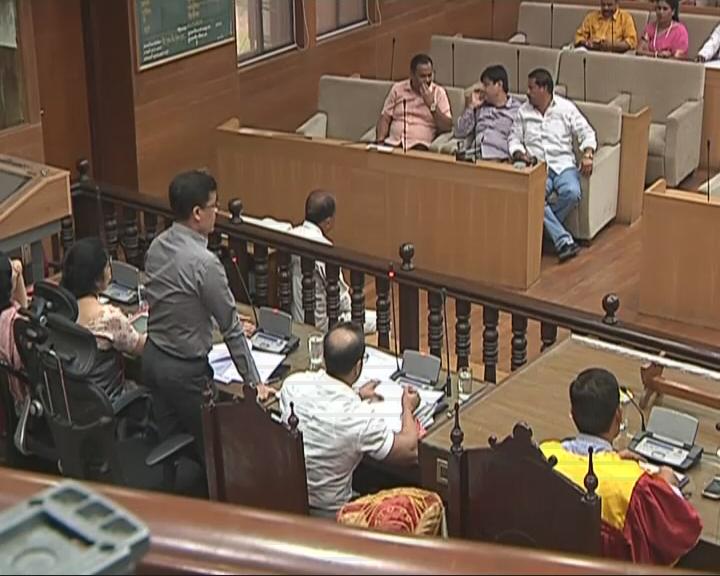 तुकाराम मुंडे पीएमसीच्या मुख्य सभेतूनच उठून गेल्याने सर्वपक्षीय नगरसेवक चिडले