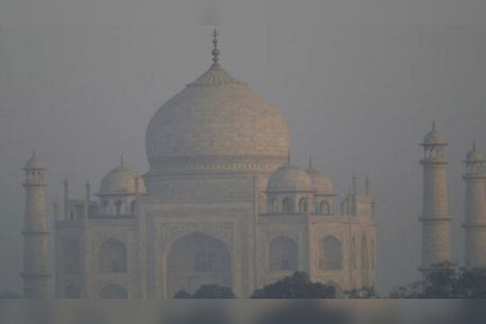 पिवळा पडतोय 'ताज',आता धुक्याचाही बसला वेढा !