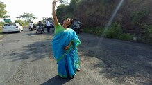 सुप्रिया सुळेंनी खड्ड्यांसोबत काढले सेल्फी, सरकारचा केला निषेध सुप्रिया सुळेंनी खड्ड्यांसोबत काढले सेल्फी, सरकारचा केला निषेध