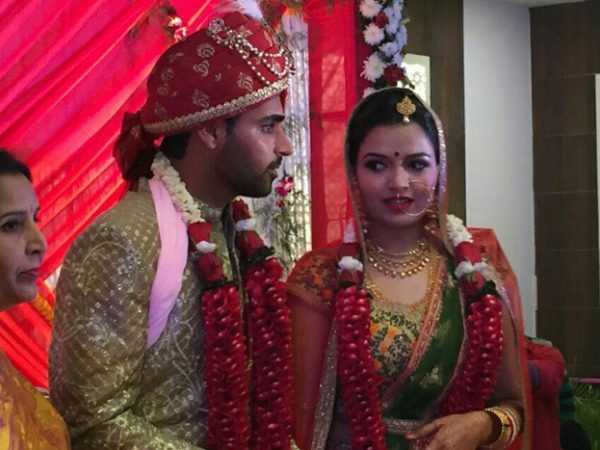 टीम इंडियाचा गोलंदाज भुवनेश्वर कुमार आज क्रिकेट मैदानाऐवजी खासगी आयुष्यात 'क्लीन बोल्ड' झालाय. भुवनेश्वर आपली लहानपणीची मैत्रिण नुपूरसोबत लग्नबेडीत अडकलाय. टीम इंडियाचा गोलंदाज भुवनेश्वर कुमार आज क्रिकेट मैदानाऐवजी खासगी आयुष्यात 'क्लीन बोल्ड' झालाय. भुवनेश्वर आपली लहानपणीची मैत्रिण नुपूरसोबत लग्नबेडीत अडकलाय.