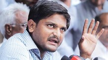 हार्दिक पटेलच्या साथीदाराला अटक केल्यानंतर सुरतमध्ये बस जाळली हार्दिक पटेलच्या साथीदाराला अटक केल्यानंतर सुरतमध्ये बस जाळली