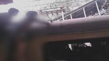 रेल्वेच्या छतावरची स्टंटबाजी भोवली; ओव्हरहेड वायरला चिकटून तरुण गंभीर जखमी