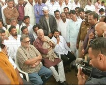 अकोल्यात ठिय्या मांडून बसलेले यशवंत सिन्हा मोदी विरोधाचा राष्ट्रीय चेहरा बनताहेत का ? अकोल्यात ठिय्या मांडून बसलेले यशवंत सिन्हा मोदी विरोधाचा राष्ट्रीय चेहरा बनताहेत का ?