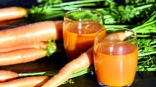 गाजर खा - नियमित गाजराचं सेवन करा. गाजरामध्ये व्हिटॅमिन के, सी, ई, ए आणि बी असतं, ज्यामुळे पिंपल्सची समस्या दूर होते. गाजर खा - नियमित गाजराचं सेवन करा. गाजरामध्ये व्हिटॅमिन के, सी, ई, ए आणि बी असतं, ज्यामुळे पिंपल्सची समस्या दूर होते.